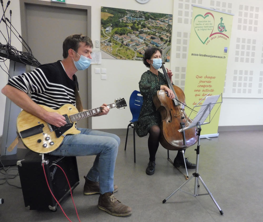 Louis Pensec à la guitare électrique et Rachel Denis au violoncelle