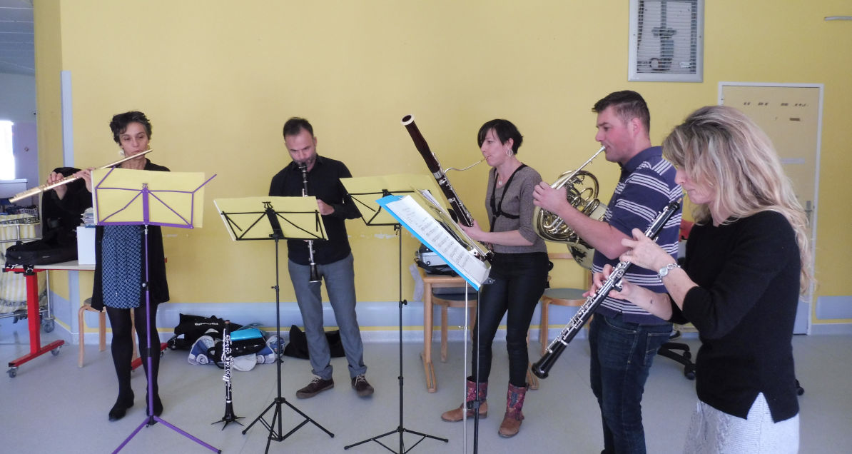 Un quintette du groupe Ad Liberri jouant de divers instruments de musique dans un pavillon de l'hôpital marin