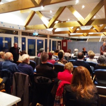 personnes assises vues de dos dans une salle de l'Hôpital Marin de Hendaye