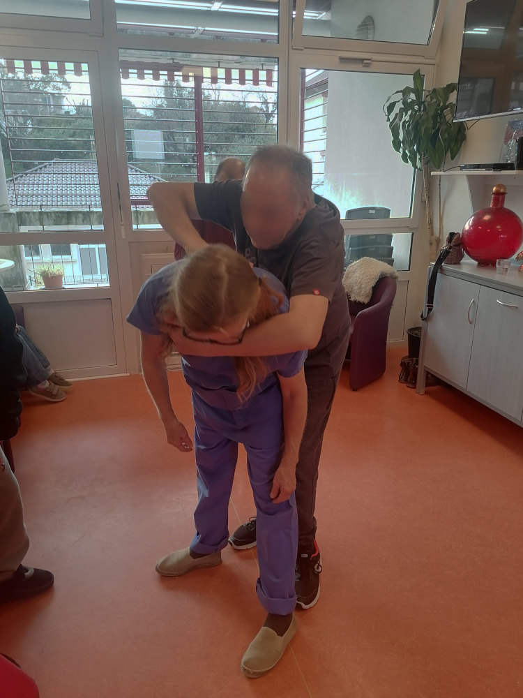 un patient handicapé touche un soignant dans le cadre de l'atelier danse inclusive à l'hôpital marin de hendaye