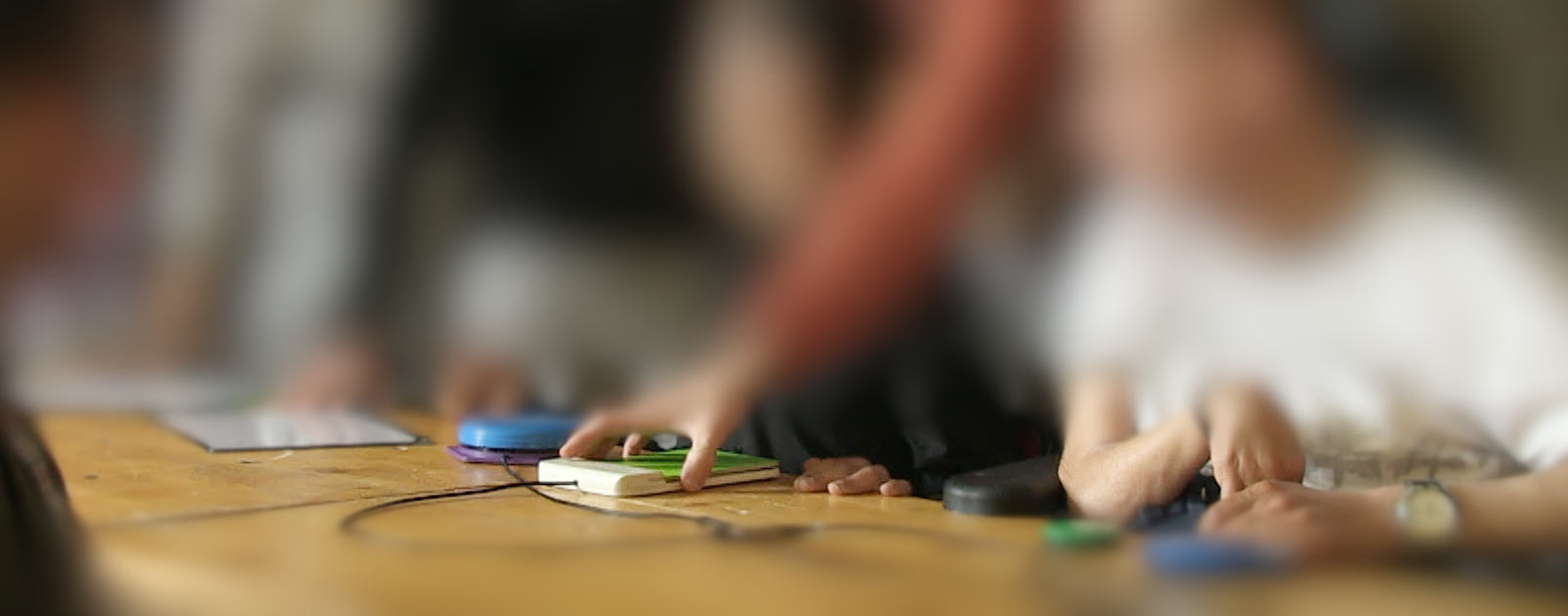 plusieurs personnes handicapées posent leur mains sur des contacteurs de l'orgue sensoriel pour pouvoir jouer et accompagner de la musique