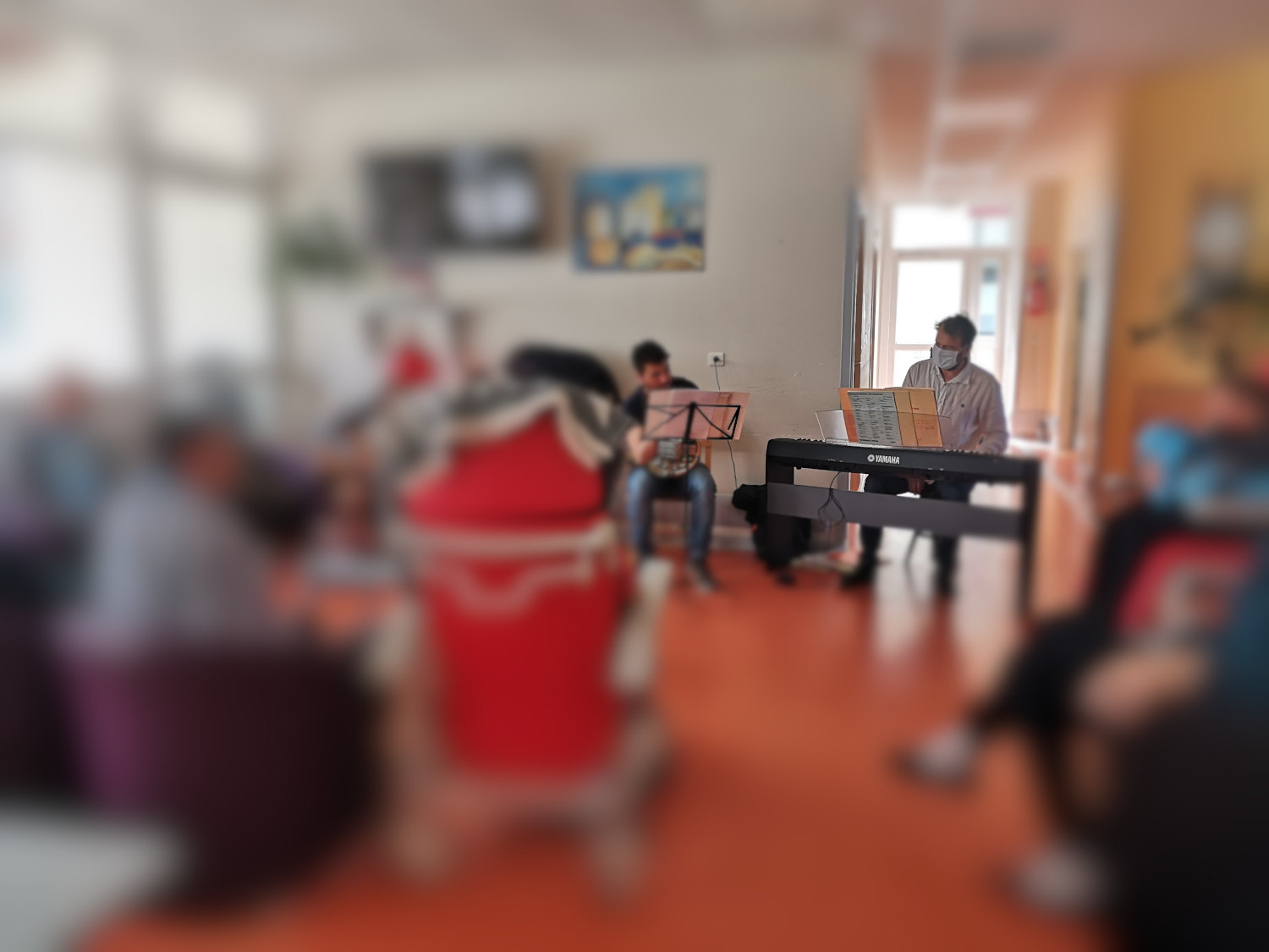 au centre le piano électronique vagabond avec Vincent Planes accompagné par Arnaut Guicherd, au sein d'un pavillon avec plus de 5 patients floutés