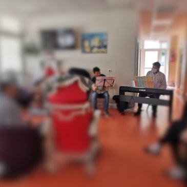 au centre le piano électronique vagabond avec Vincent Planes accompagné par Arnaut Guicherd, au sein d'un pavillon avec plus de 5 patients floutés