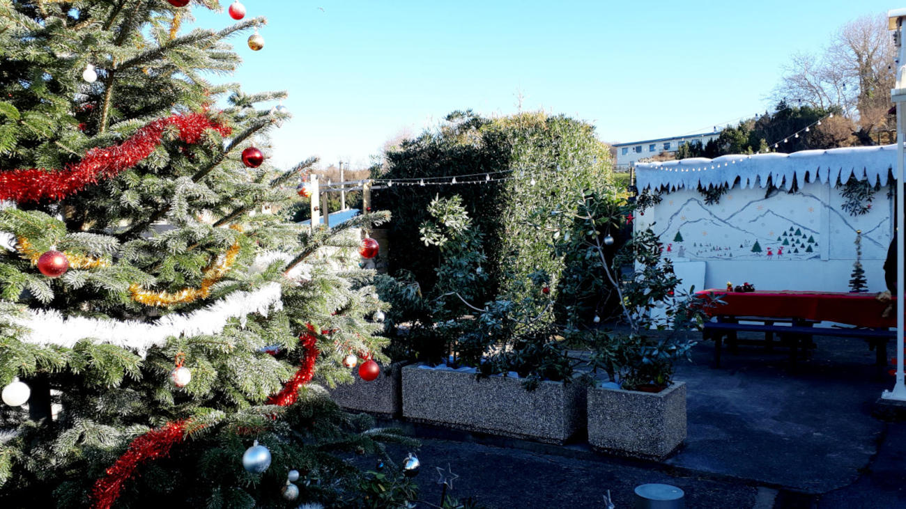 sapin de noel chalet du bar et table