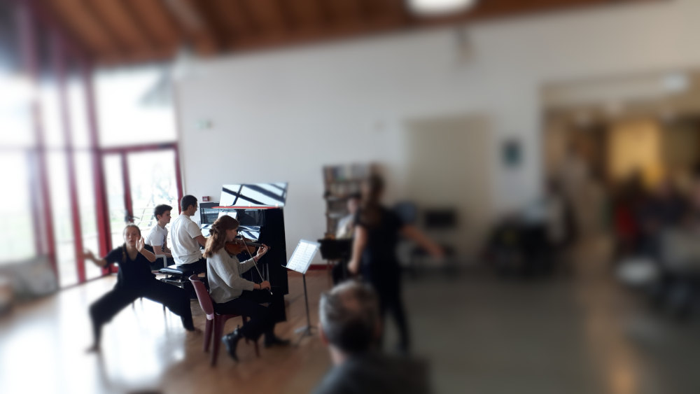 deux danseuses et 4 musiciens élèves du Conservatoire Maurice Ravel sont venus au sein de l'unité de soins Ribadeau à l'Hôpital marin de Hendaye le 31 mars 2022