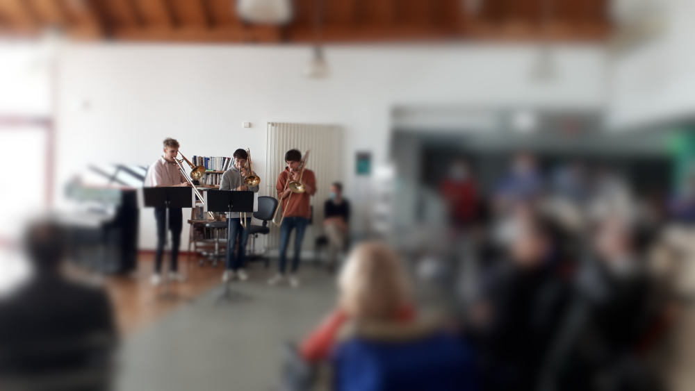 3 eleves du conservatoire maurice ravel au sein de l'unité de soins Ribadeau, public flouté