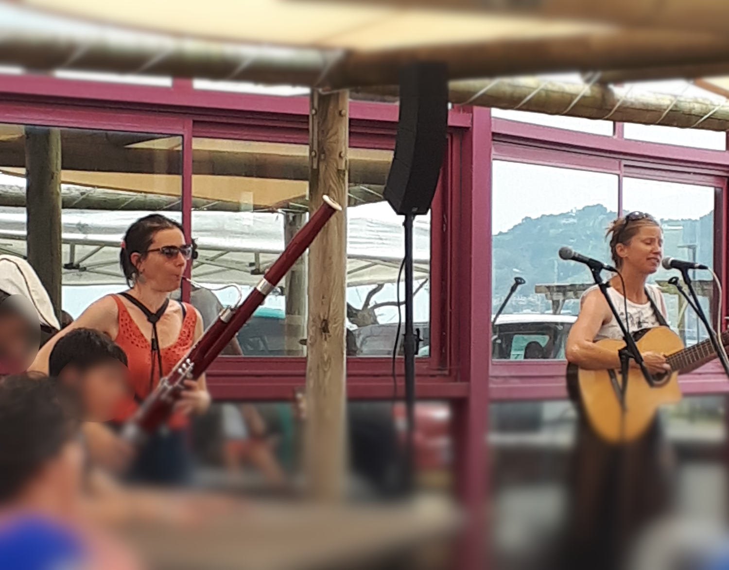 deux musiciennes (hautbois et guitare) animent la fete de la musique