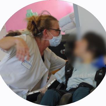 le patient regarde intensément le regard de l'animateur de danse inclusive