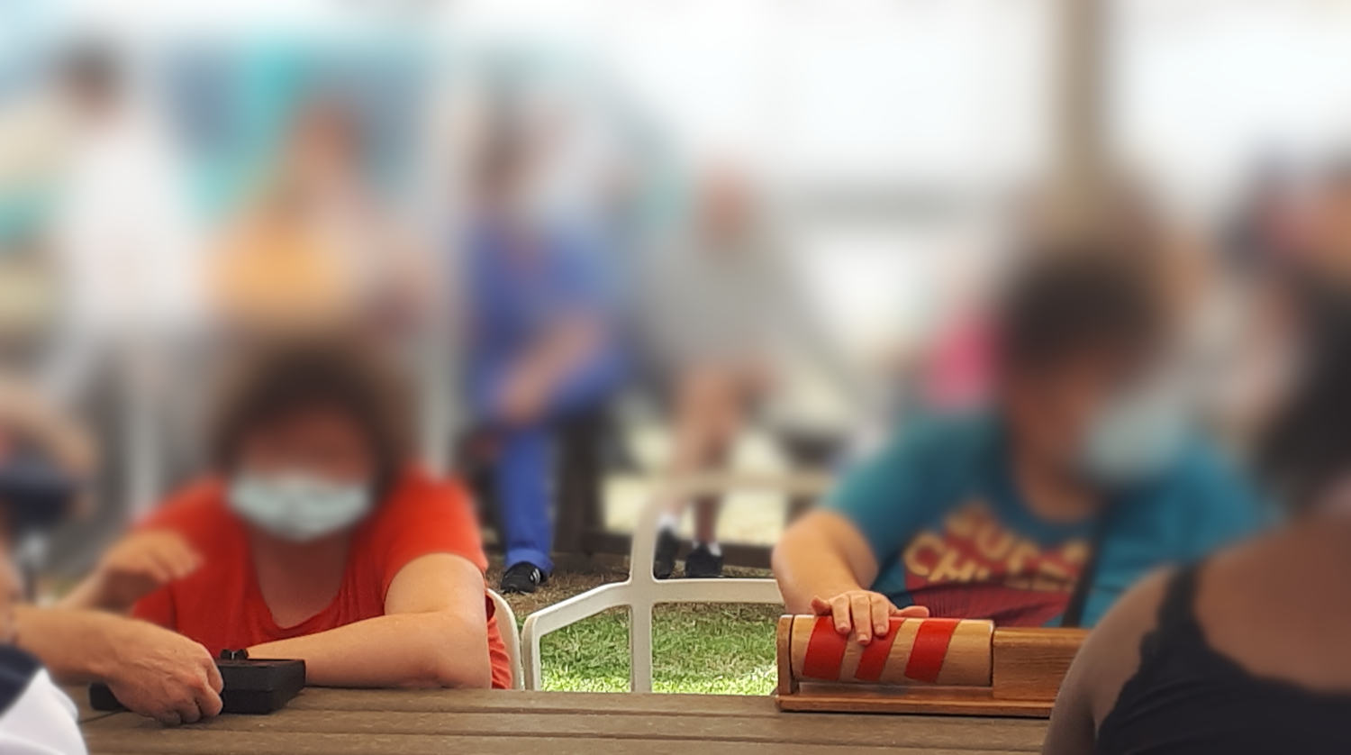 deux patients activent des contacteurs pour accompagner une musique d'ambiance : orgue sensoriel, stido