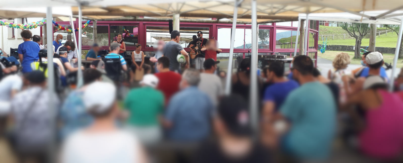 vue d'ensemble avec patients de dos et musiciens au fond