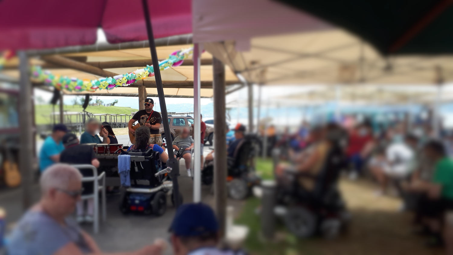 spectateurs à droite et patients percussionnistes à gauche