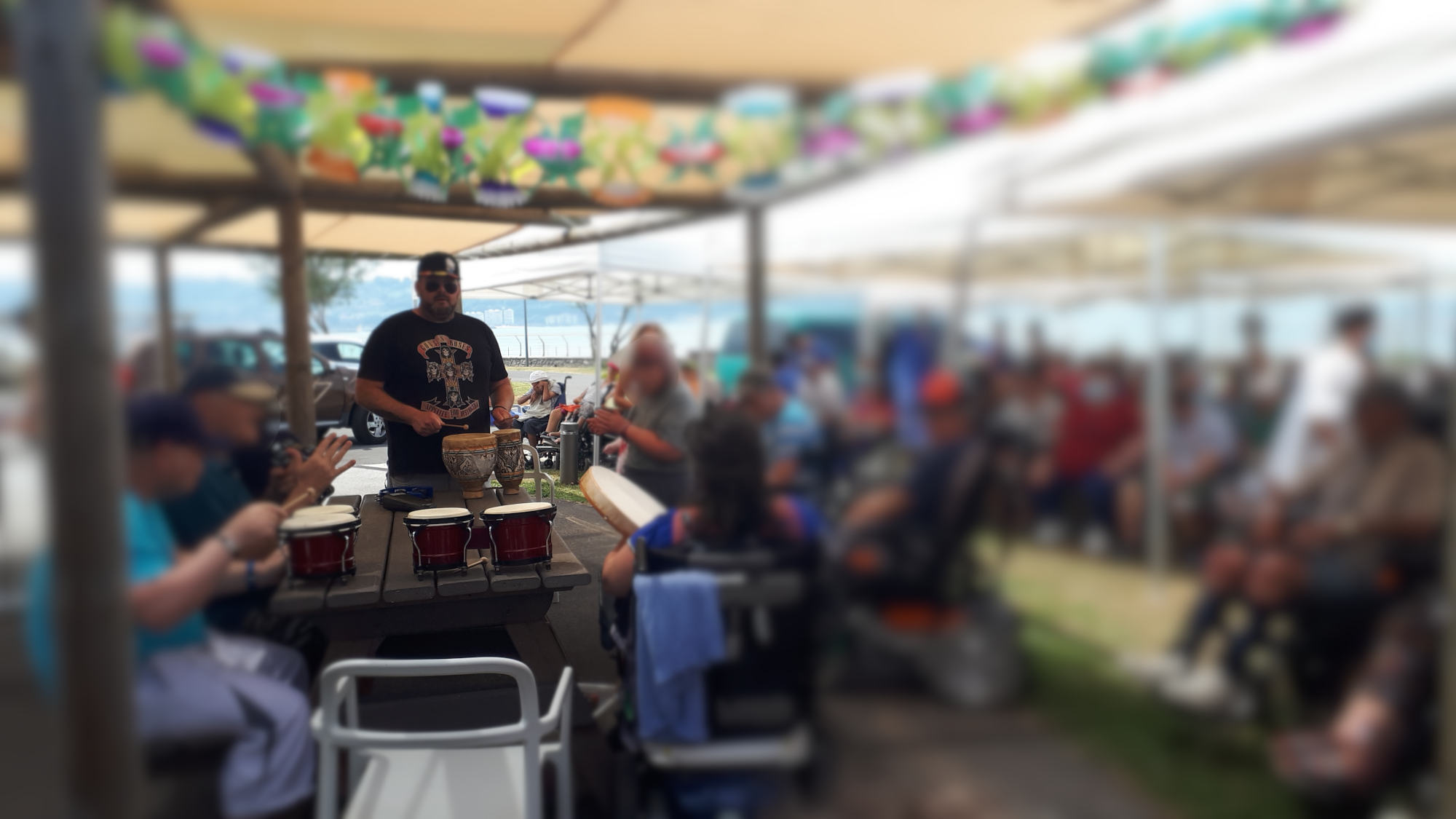 percussions et patients percussionnistes à gauche, le public à droite