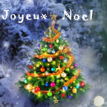 arbre de noel décoré sur fond de neige et Joyeux Noël