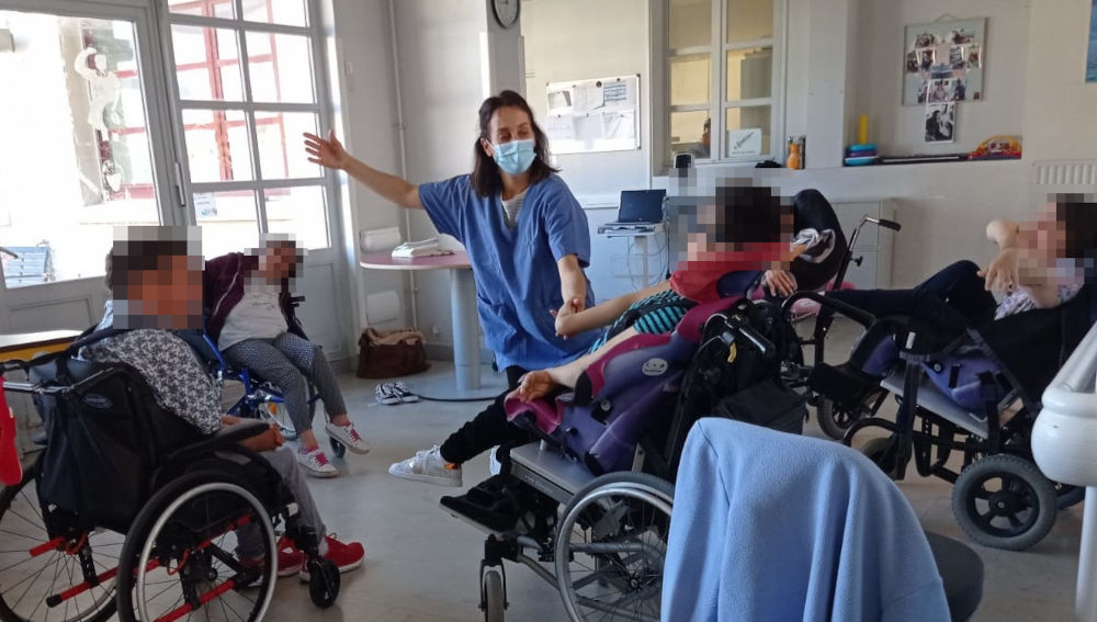 la danseuse invite un patient à lui donner son bras, parmi 4 patients