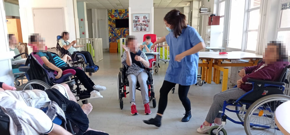 la danseuse déambule entre 6 patients