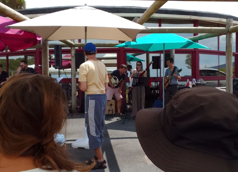 le trio ad libitum, musique classique, joue et un patient déambule au son de la musique