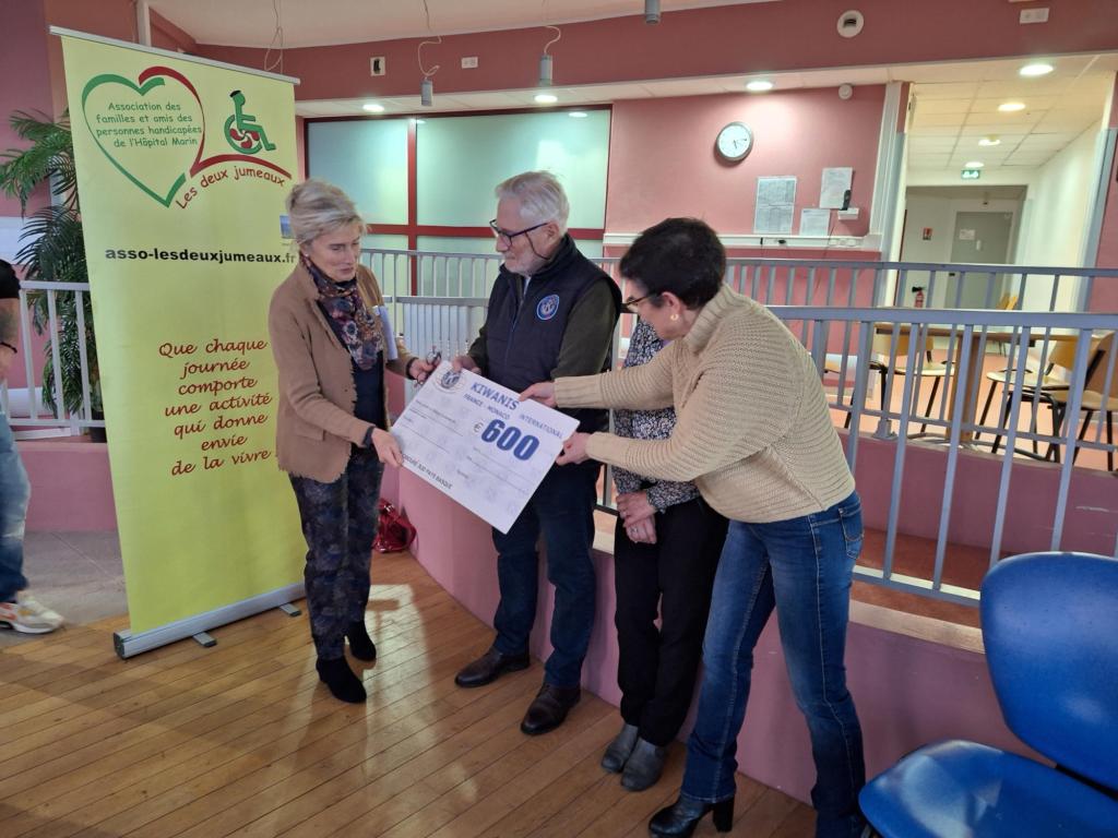 Mme Levrero des Kiwanis remet à Mme Bellan Roquette un grand chèque de 600 euros pour l'association les deux jumeaux
