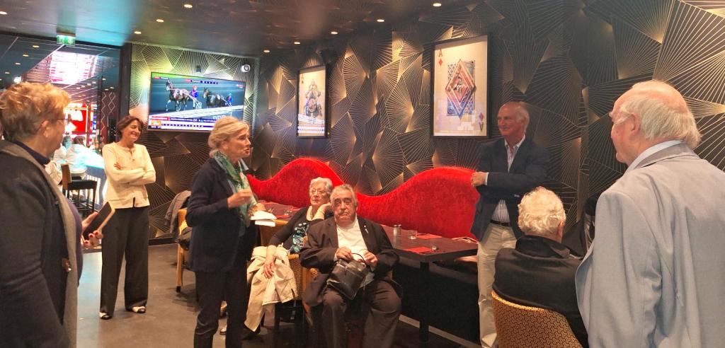 intérieur de restaurant murs noirs et dorés, tables et membres des diverses associations présentes et surtout Mr Malo et Mme Bellan Roquette qui remercie auditoire et les membres du rotary