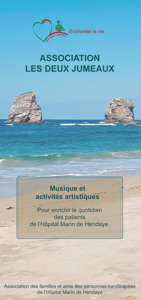 sur fond bleu, pour le ciel et la mer, et beige pour le sable, les rochers des deux jumeaux apparaissent avec au dessus le logo de l'association et le texte Enchanter la vie