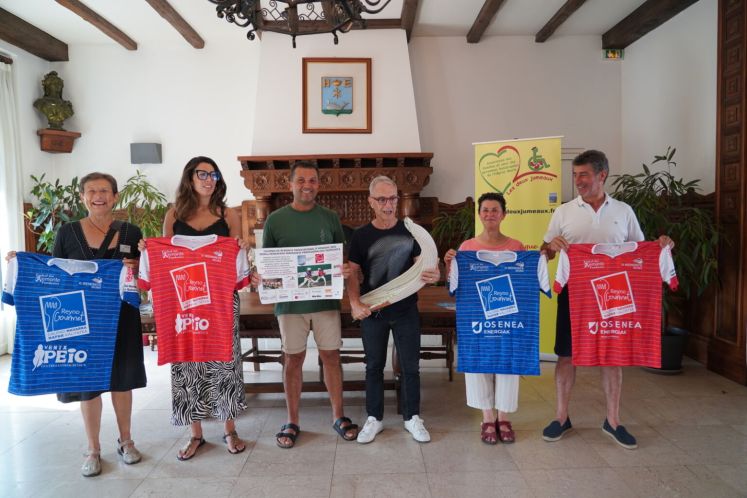 a l'hotel de ville de hendaye, point presse en présence des 6 partenaires du Tournoi de Remonte du 15 aout à 20h. Gauche à droite Maryse Pereme (asso. les 2 jumeaux), Blanca Armengol (venta Peio), j.Michel Arruabarrena (adjoint au sport - OMS), Kotte Ecenarro (maire de Hendaye), Patricia Goinard (asso 2 jumeaux), Jaime Aguirre (fondation de Euskal Jai Remonte). Mr le Maire tient le gant, Mr Arruabarrena l'affiche, et les autres les 4 maillots des 4 joueurs.
