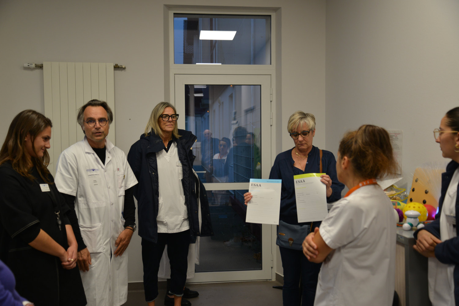 Le Dr Pomies initiateur du projet entourés de personnel de l'HMH
