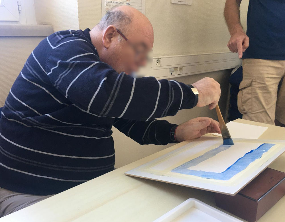 un patient peignant avec de l'aquarelle