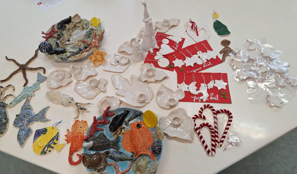 divers objets en céramique : bougeoirs, sucre d'orge, pendentifs, assiette palissy...