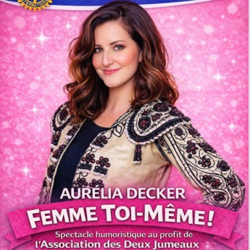 buste d'Aurelia Decker, cheveux longs auburn, sur vetue d'une chemise damassée grenat, sur fond rose étoilé