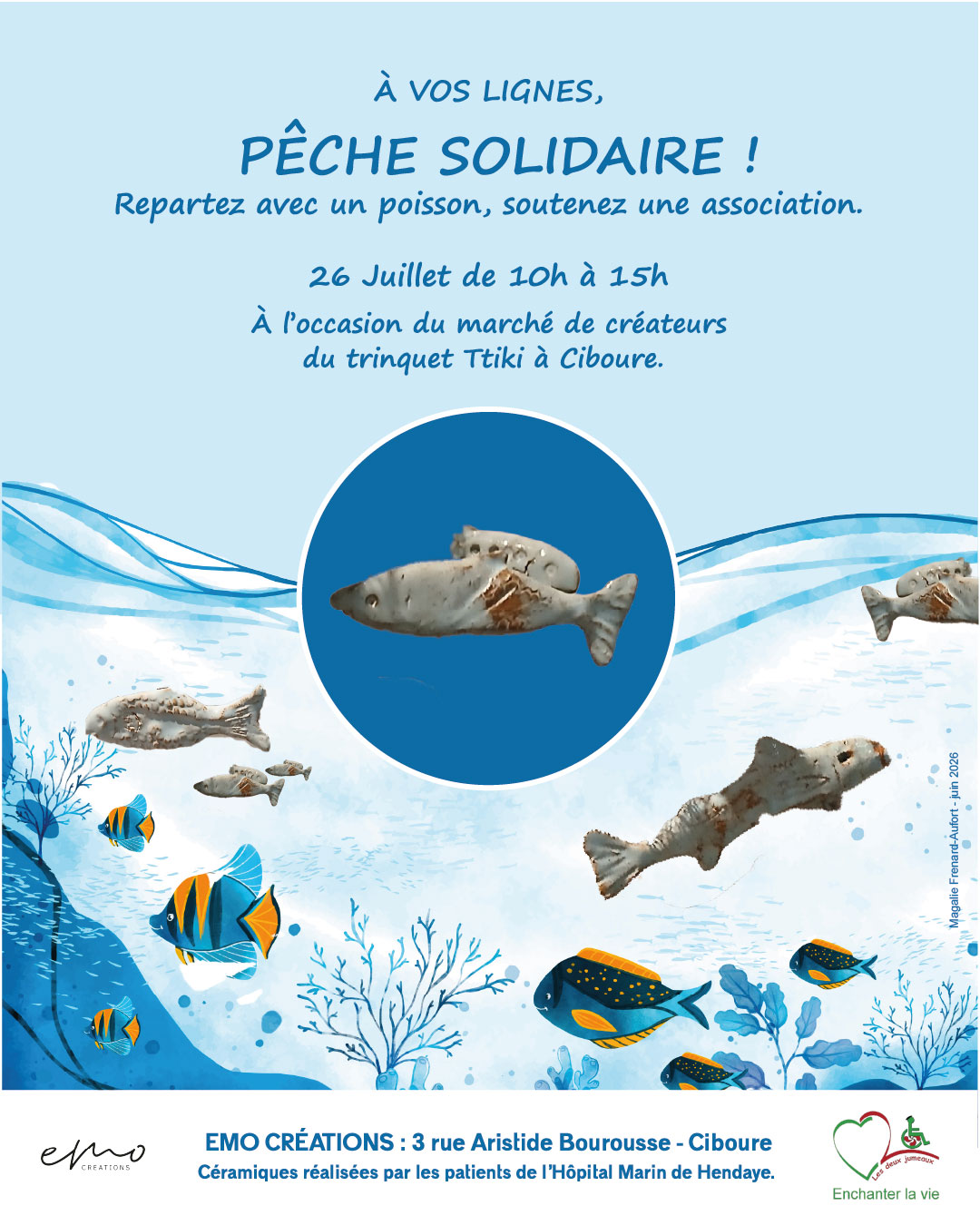 des poissons en céramique et stylisés sur fond bleu et blanc avec du sable bleu et une vague bleue également plus un poisson en céramique dans un rond fond uni bleu. 2 logos : Emo Creations et association Les Deux Jumeaux